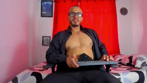 Snapshot of magnusclark chatting on November 2025 06:08:01 PM Magnusclark online show from November 2025 06:08:01 PM