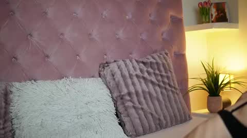 Snapshot of maiamini chatting on October 2025 11:32:02 PM Maia online show from October 2025 11:32:02 PM