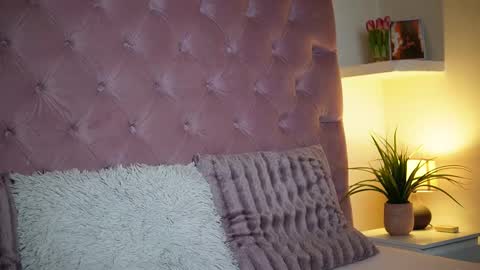 Snapshot of maiamini chatting on November 2025 09:37:02 PM Maia online show from November 2025 09:37:02 PM