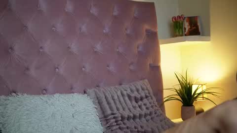 Snapshot of maiamini chatting on November 2025 09:03:02 PM Maia online show from November 2025 09:03:02 PM