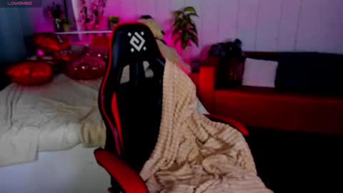 Makima online show from February 2025 11:50:02 AM