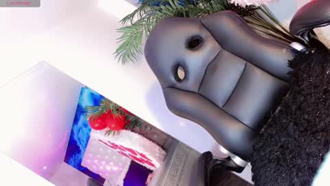 Manuela Kingsley online show from February 2025 04:01:02 PM