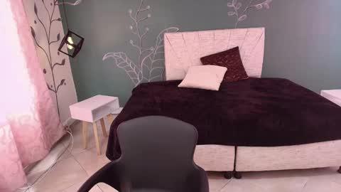 M A R I A N A online show from February 2025 07:30:02 PM