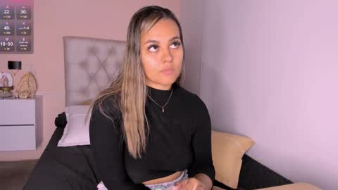 Snapshot of mariana__roe chatting on December 2024 03:52:01 AM Mariana Roe online show from December 2024 03:52:01 AM