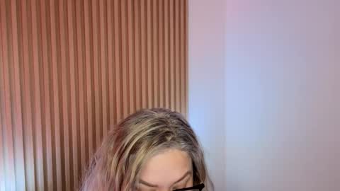 Snapshot of marianl0ve chatting on November 2025 10:37:02 AM Marian Love online show from November 2025 10:37:02 AM