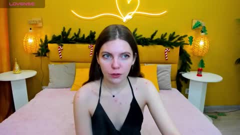 Snapshot of marie_reyes_ chatting on December 2025 02:17:01 AM Mary 3 online show from December 2025 02:17:01 AM