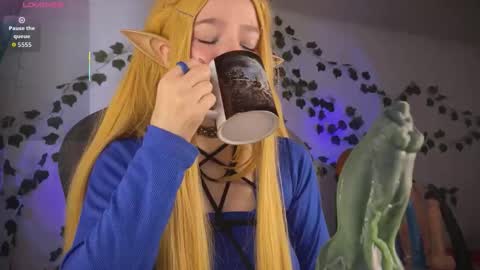 Snapshot of mariel_a_gold chatting on October 2025 05:37:01 AM Mariel Gold online show from October 2025 05:37:01 AM