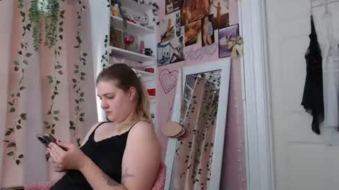 Snapshot of marigoldrue chatting on June 2026 04:11:02 PM marigoldrue online show from June 2026 04:11:02 PM