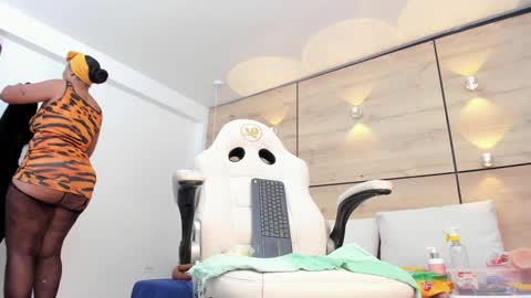 Snapshot of martina_touss chatting on February 2025 11:06:01 PM martina touss online show from February 2025 11:06:01 PM