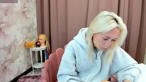 Snapshot of maryy_senn chatting on October 2025 02:56:01 AM Luucy UTC1 Mon Tue Wed Thu Fri 0500-1130 online show from October 2025 02:56:01 AM