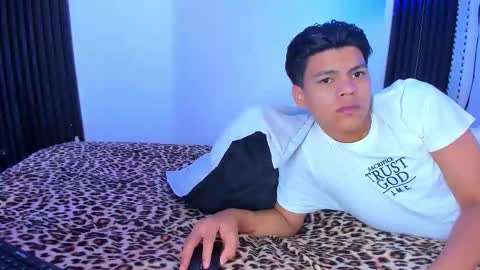 massimoandaxel online show from November 2025 07:06:01 PM