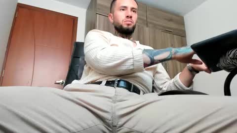 Snapshot of master_steven_01 chatting on December 2025 05:08:02 PM steven online show from December 2025 05:08:02 PM