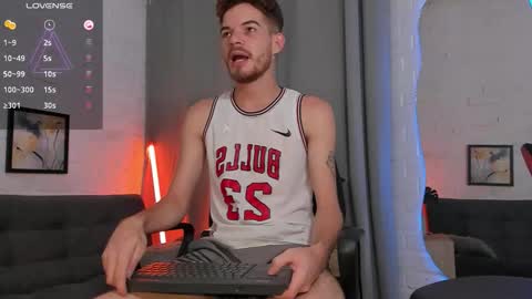 Snapshot of mateo_hunter chatting on November 2025 04:33:01 AM MATEO HUNTER online show from November 2025 04:33:01 AM