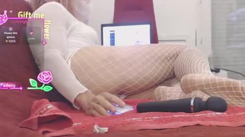 LooLa online show from December 2025 08:05:01 PM