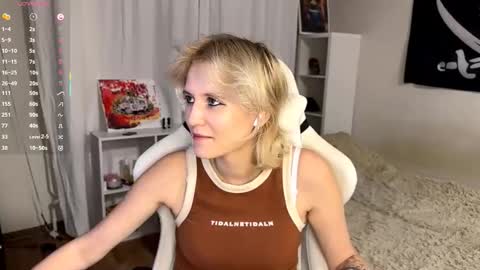 Snapshot of maudhendry chatting on September 2025 04:28:02 PM Mia online show from September 2025 04:28:02 PM