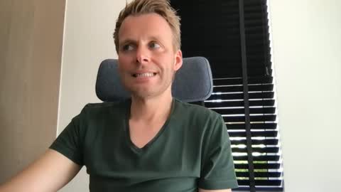 Snapshot of max_straight_1 chatting on September 2025 11:43:01 AM Max take off clothes online show from September 2025 11:43:01 AM