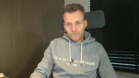 Max take off clothes online show from February 2026 08:12:01 AM