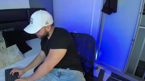 Snapshot of maxiimo_wolf chatting on February 2025 02:50:02 AM Maximo Wolf online show from February 2025 02:50:02 AM
