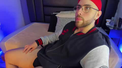 Snapshot of maxiimo_wolf chatting on February 2025 02:31:01 AM Maximo Wolf online show from February 2025 02:31:01 AM