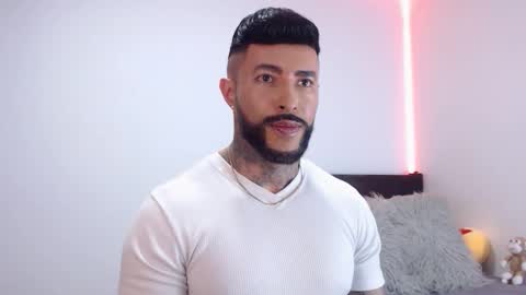 Independent Model online show from October 2025 04:24:01 AM