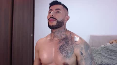 Independent Model online show from November 2025 04:12:01 AM