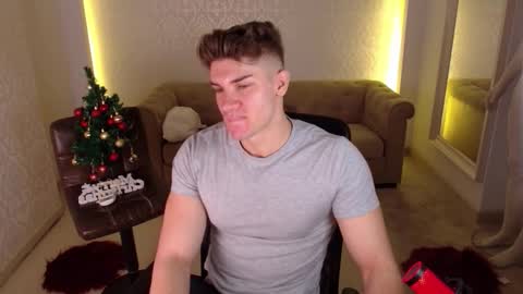 Snapshot of maxkaiden chatting on December 2025 06:10:01 AM MaxKaiden online show from December 2025 06:10:01 AM