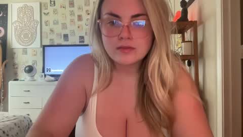 Snapshot of mayabellof chatting on December 2024 06:46:02 PM Maya Belle online show from December 2024 06:46:02 PM