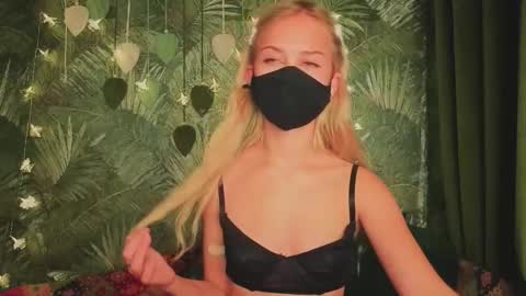 Snapshot of meeeewmeeeeow chatting on November 2025 09:48:02 PM meeeewmeeeeow online show from November 2025 09:48:02 PM