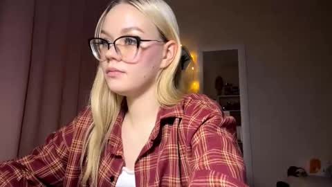 Mia online show from March 2026 03:18:01 PM