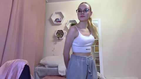 Mia online show from March 2026 02:44:01 PM