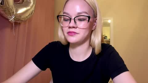 Mia online show from April 2026 03:15:02 PM