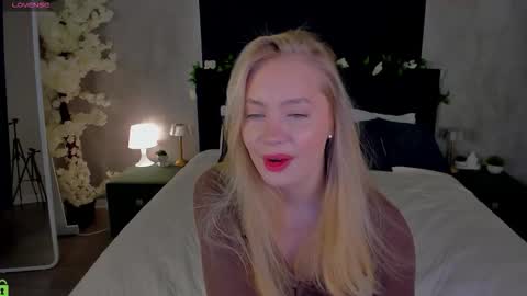 Snapshot of melanie_ryer chatting on November 2025 11:30:01 PM Melanie online show from November 2025 11:30:01 PM