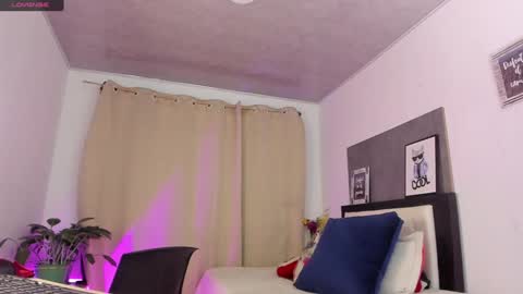 Snapshot of melaniie_roussel chatting on January 2025 12:27:02 AM melaniie_roussel online show from January 2025 12:27:02 AM