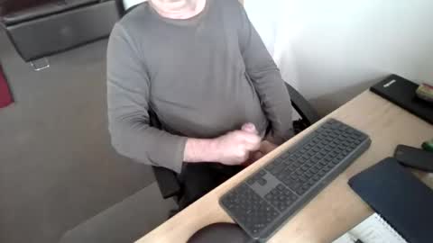 melbguy_075 online show from October 2025 05:08:01 AM