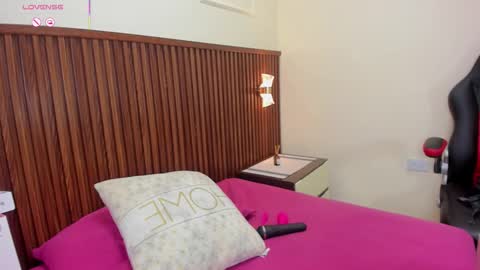 Snapshot of melinamartins chatting on November 2025 08:18:02 PM M E L I N A online show from November 2025 08:18:02 PM