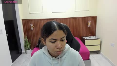 Snapshot of melinamartins chatting on December 2025 07:19:02 PM M E L I N A online show from December 2025 07:19:02 PM