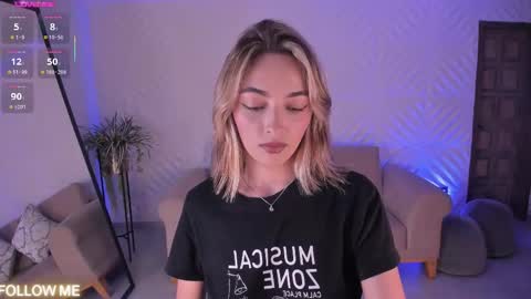 Snapshot of melissamoore_ chatting on November 2025 02:44:01 AM Call me Meli online show from November 2025 02:44:01 AM