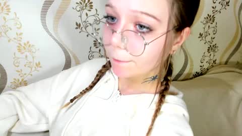 MelMooon online show from November 2025 07:03:02 PM