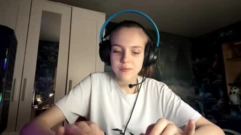 Hi Im Aria 18 years old online show from October 2025 12:23:01 PM