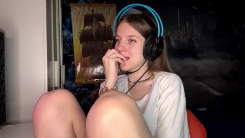 Hi Im Aria 18 years old online show from November 2025 12:26:01 PM