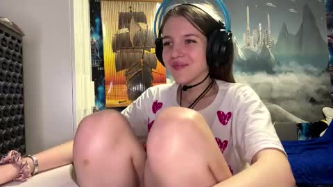 Hi Im Aria 18 years old online show from December 2025 05:07:01 PM