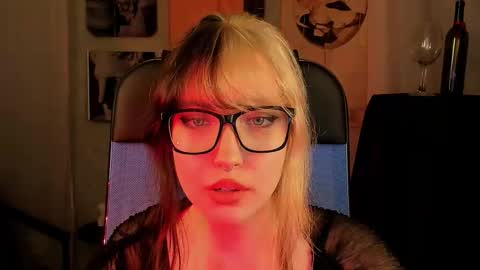 Mia online show from October 2025 08:30:01 PM