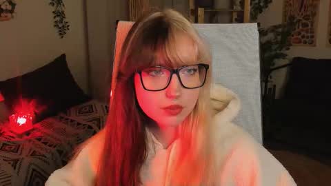 Mia online show from October 2025 03:18:02 PM