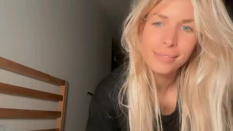 Snapshot of mer_kel chatting on April 2026 10:24:02 PM mer_kel online show from April 2026 10:24:02 PM