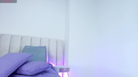 Emi online show from November 2025 07:21:01 PM