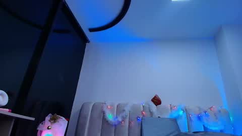 Emi online show from December 2025 07:19:02 PM