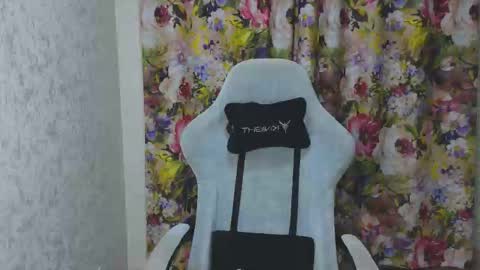 Mia online show from November 2025 10:01:02 PM