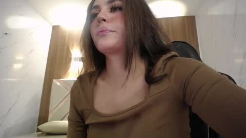 Mia  online show from October 2025 08:17:01 PM