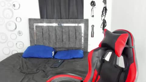 Mia and Kenai online show from November 2025 12:27:02 PM