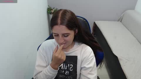 Mia online show from November 2025 01:43:01 PM